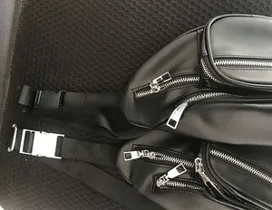 Vue détaillée de sacoches de ceinture en similicuir noir avec fermetures éclair argentées
