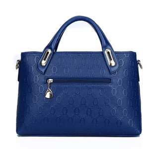 Bolso de mano azul marino en cuero sintético con textura ovalada y detalles dorados