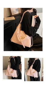 Dettaglio borsa tote in pelle pieghettata rosa con fibbia in metallo dorato e tracolla