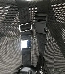 Détail d'une bandoulière en nylon robuste avec boucle en métal sur un sac banane noir