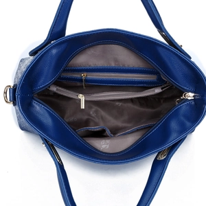 Interior del bolso azul marino con compartimentos y forro con estampado de rosas