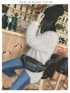 Détail du sac banane en cuir noir avec zips argentés et design multi-poches décontracté