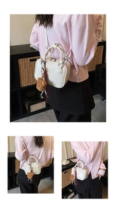 Détail du mini sac carré blanc en cuir avec breloque ours et décoration de foulard en soie