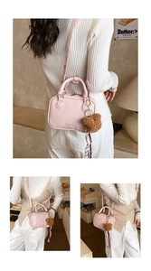 Détail du sac à main rose en cuir PU avec gaufrage mode et pendentif ours en peluche