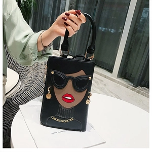 Détail du sac à main vertical noir avec motif de fille de dessin animé et lèvres rouges