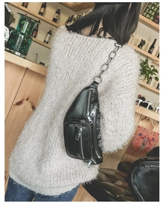 Sac banane en cuir PU noir avec chaîne porté par une personne dans un café chic