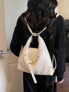 Sac à dos chic en similicuir beige texturé avec boucle dorée et bretelles réglables