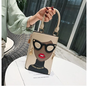 Détail du motif fille cartoon sur petit sac cabas en cuir PU beige à anse ronde