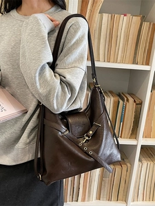 Grand sac cabas en cuir marron foncé avec boucle dorée et bandoulière pour le quotidien