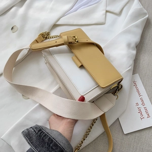 Borsa a tracolla bicolore chic con ampia tracolla in tessuto e patta in ecopelle gialla