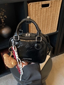 Petit sac à main noir chic avec poignée et breloque en peluche d'ours marron