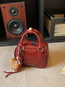Sac à main rétro rouge chic avec breloque ours et double fermeture éclair pour femme