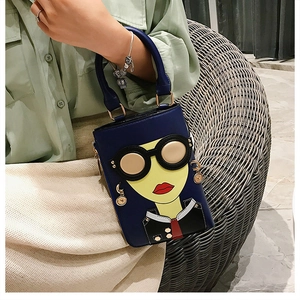 Sac à main bleu foncé tendance avec motif dessin animé pop art porté par un mannequin