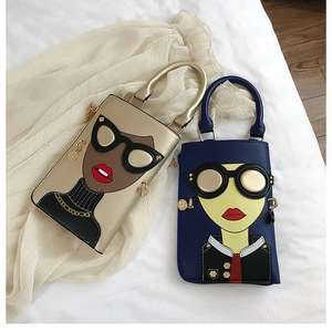 Détail des sacs à bandoulière pour téléphone style Pop Art en or champagne et bleu foncé