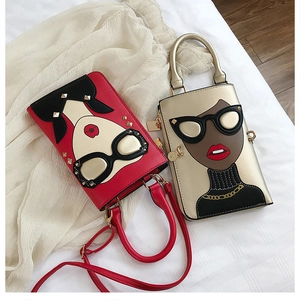 Détail de sacs à main cartoon en rouge et or avec lunettes 3D et lèvres rouges