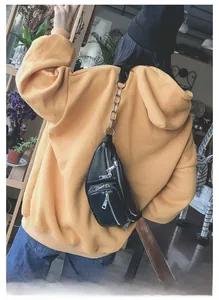 Détail du sac de poitrine en cuir PU noir avec chaînes et fermetures éclair argentées