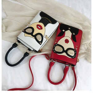 Vue détaillée des sacs bandoulière en cuir PU avec motif de personnage féminin chic