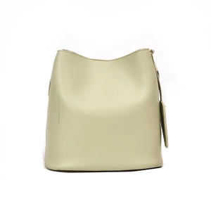 Sac seau minimaliste en cuir vert avec bord ondulé et pendentif élégant