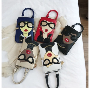 Détail de cinq mini sacs à main colorés avec motifs de visages féminins de style dessin