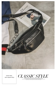 Détail du sac banane en cuir noir avec détails de chaîne argentée et poches zippées