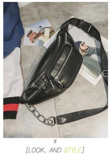 Détail du sac banane noir en PU avec plusieurs zips et décoration de chaîne métallique