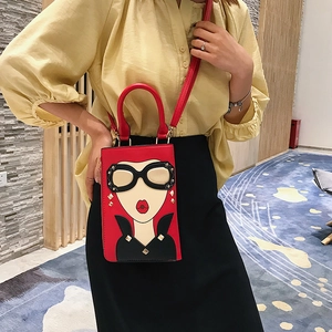 Sac bandoulière rouge en similicuir avec motif fille à lunettes et rivets dorés