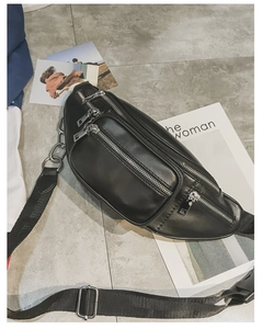 Vue détaillée du sac banane en cuir PU noir avec plusieurs zips et boucles argentées