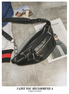 Détail du sac banane en cuir PU noir avec chaîne métallique et poches avant zippées