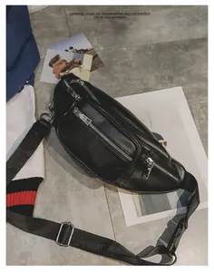Détail du sac banane en cuir PU noir avec multiples poches à fermetures éclair argentées