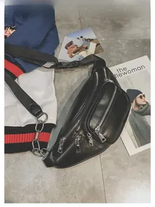Détail du sac de poitrine en cuir PU noir avec chaîne argentée et poches zippées triples