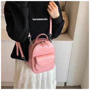 Dettaglio mini zaino in pelle sintetica rosa con tasca frontale magnetica e zip