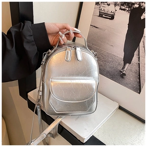 Vista dettagliata di un mini zaino argento metallizzato con trama in pelle plissettata