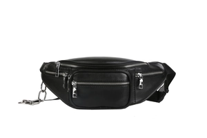 Détail du sac ceinture en cuir noir avec plusieurs fermetures éclair argentées et sangle