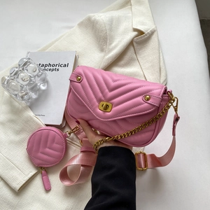 Détail du sac bandoulière rose matelassé avec fermoir doré et porte-monnaie rond