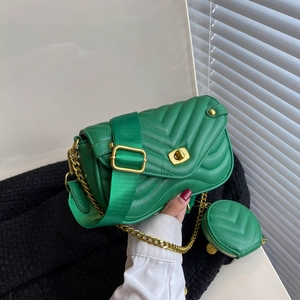 Détail du sac à main matelassé vert avec bandoulière large et accents de chaîne dorée