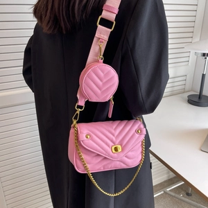 Détail du sac bandoulière rose matelassé avec petit porte-monnaie et chaîne dorée