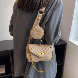 Vue arrière du sac matelassé beige avec une petite pochette ronde sur la bandoulière large