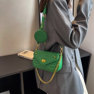 Détail du sac à bandoulière matelassé vert vif avec chaîne dorée et pochette ronde