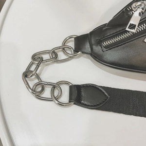 Sac banane noir unisexe avec grosse chaîne en métal argenté et style industriel