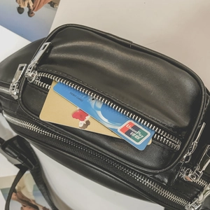 Sac de poitrine noir en cuir PU avec plusieurs poches zippées argentées et porte-cartes