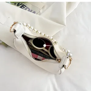 Vue détaillée de l'intérieur du sac à perles blanc montrant l'espace de rangement