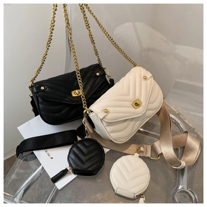 Vue détaillée de sacs bandoulière matelassés noir et blanc avec chaînes et sangles