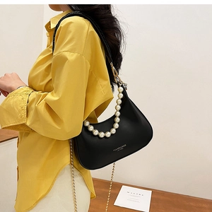 Détail du sac hobo noir en croissant avec chaîne de perles et bandoulière en cuir
