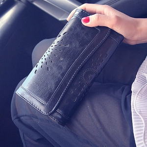 Dettaglio del portafoglio lungo nero da donna con motivi geometrici traforati e girasoli