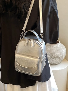 Mini zaino argento in pelle PU con texture stropicciata e spallacci regolabili