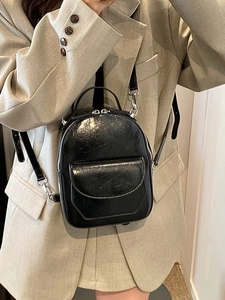 Mini zaino in pelle PU nera con texture stropicciata lucida e dettagli in argento
