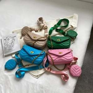 Détails de sacs matelassés en beige, vert, bleu et rose avec des mini pochettes rondes