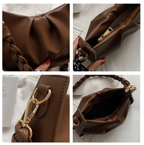 Détails macro du sac nuage plissé marron avec bandoulière tissée et finitions dorées