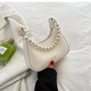Détails de ce sac hobo blanc crème avec poignée en perles et lettrage doré élégant