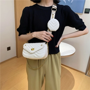 Sac à bandoulière matelassé blanc avec chaîne dorée et mini porte-monnaie assorti